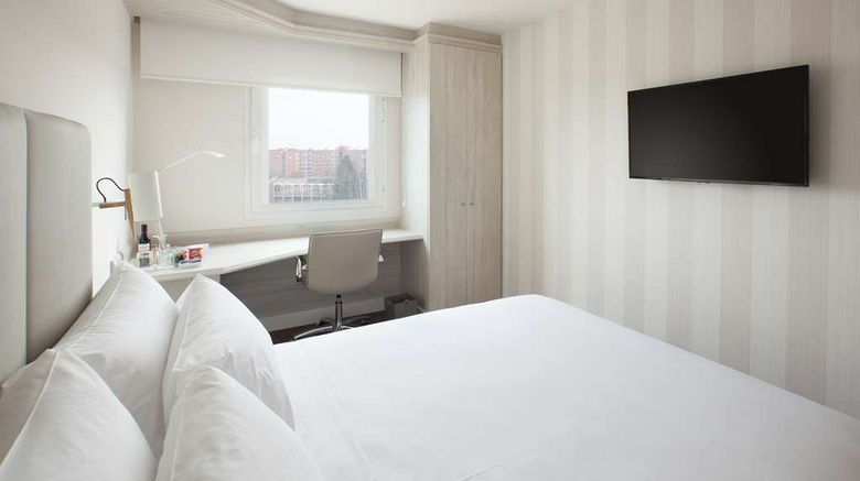 <b>NH Madrid Barajas Airport Room</b>. Images powered by <a href="https://iceportal.shijigroup.com/" title="IcePortal" target="_blank">IcePortal</a>.