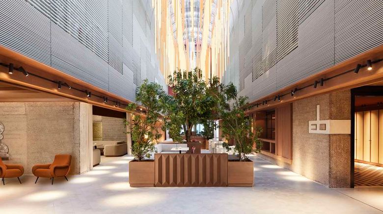 <b>NH Collection Madrid Eurobuilding Lobby</b>. Images powered by <a href="https://iceportal.shijigroup.com/" title="IcePortal" target="_blank">IcePortal</a>.
