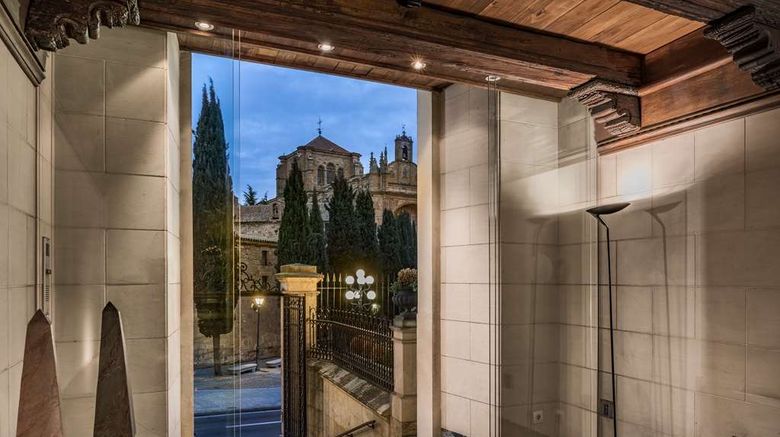 <b>NH Salamanca Palacio de Castellanos Lobby</b>. Images powered by <a href="https://iceportal.shijigroup.com/" title="IcePortal" target="_blank">IcePortal</a>.
