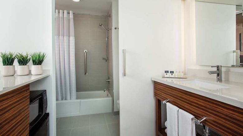 <b>DoubleTree by Hilton The Grand Naniloa Room</b>. Images powered by <a href="https://iceportal.shijigroup.com/" title="IcePortal" target="_blank">IcePortal</a>.
