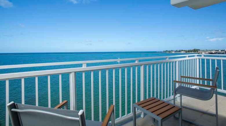 <b>DoubleTree by Hilton The Grand Naniloa Room</b>. Images powered by <a href="https://iceportal.shijigroup.com/" title="IcePortal" target="_blank">IcePortal</a>.