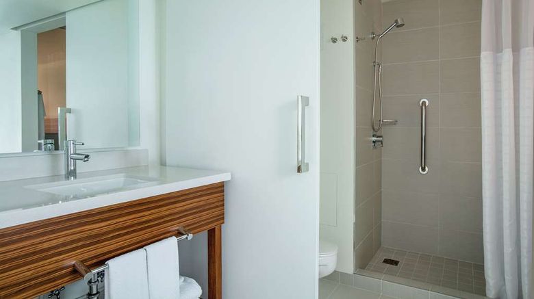 <b>DoubleTree by Hilton The Grand Naniloa Room</b>. Images powered by <a href="https://iceportal.shijigroup.com/" title="IcePortal" target="_blank">IcePortal</a>.