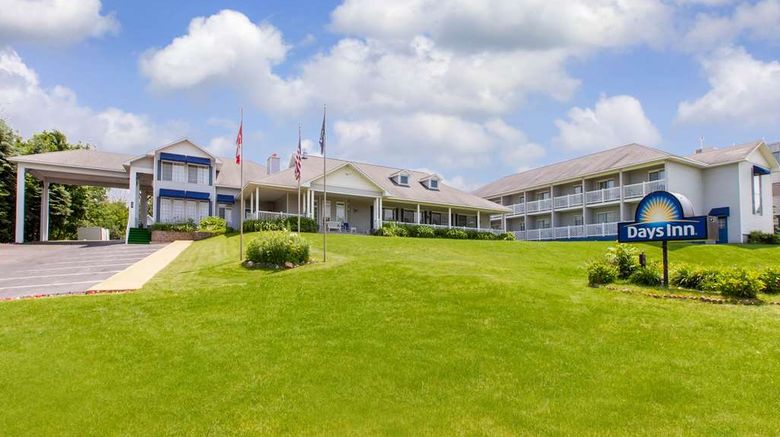 <b>Days Inn Petoskey Exterior</b>. Images powered by <a href="https://iceportal.shijigroup.com/" title="IcePortal" target="_blank">IcePortal</a>.