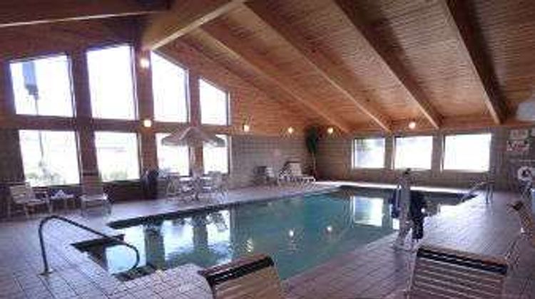 Baymont Inn & Suites Lakeville Pool
