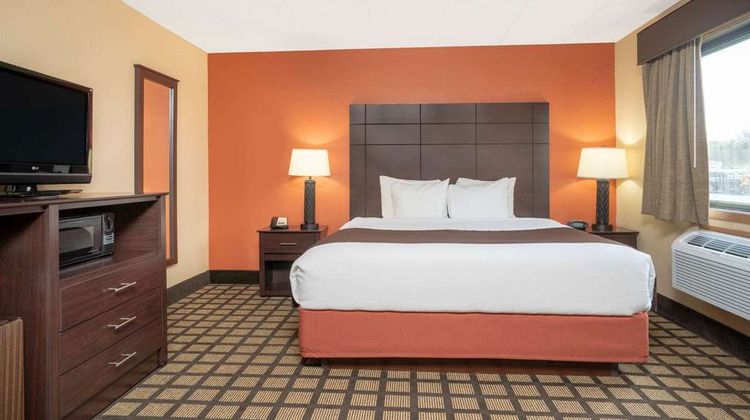 Baymont Inn & Suites Lakeville Suite