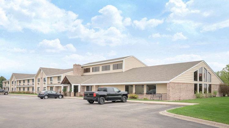 Baymont Inn & Suites Lakeville Exterior