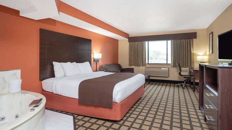 Baymont Inn & Suites Lakeville Suite