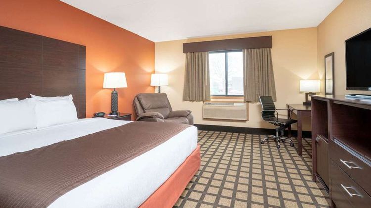 Baymont Inn & Suites Lakeville Suite