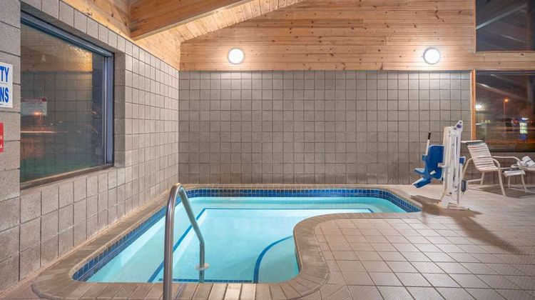 Baymont Inn & Suites Lakeville Pool