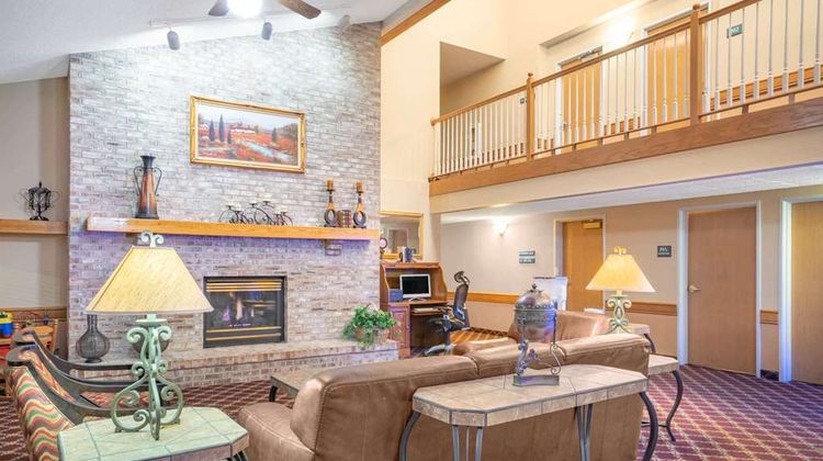 Baymont Inn & Suites Lakeville Lobby