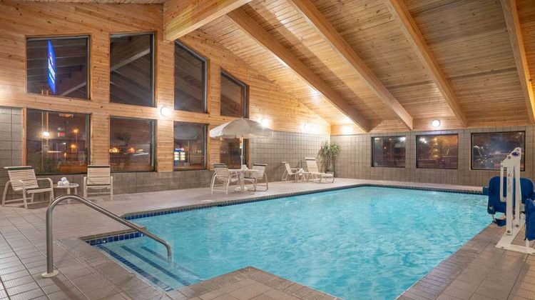 Baymont Inn & Suites Lakeville Pool