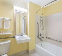 Baymont Inn & Suites Savannah Midtown Room