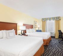 Baymont Inn & Suites Savannah Midtown Room