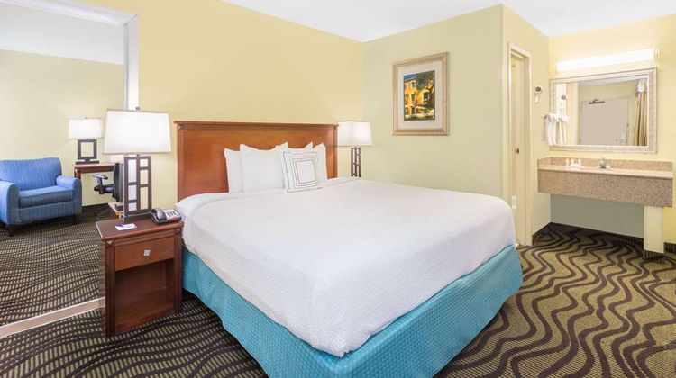 Baymont Inn & Suites Savannah Midtown Suite