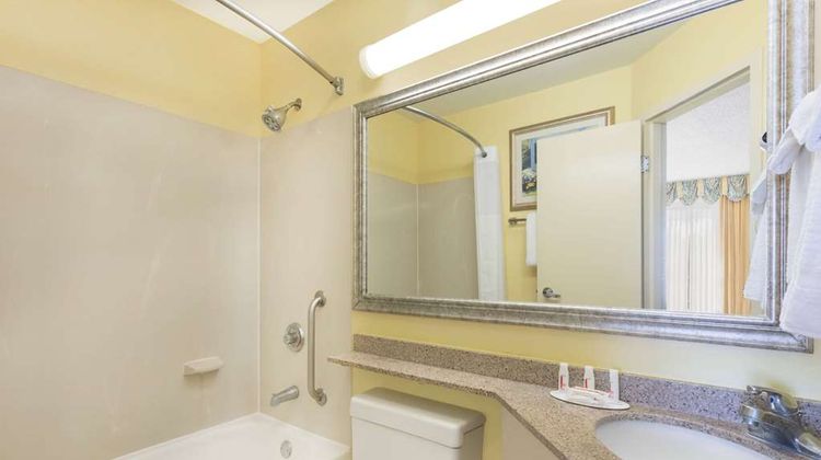 Baymont Inn & Suites Savannah Midtown Room