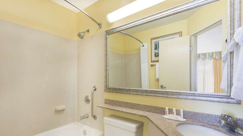 <b>Baymont Inn & Suites Savannah Midtown Room</b>. Images powered by <a href="https://iceportal.shijigroup.com/" title="IcePortal" target="_blank">IcePortal</a>.
