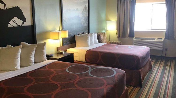 Super 8 Evansville Room