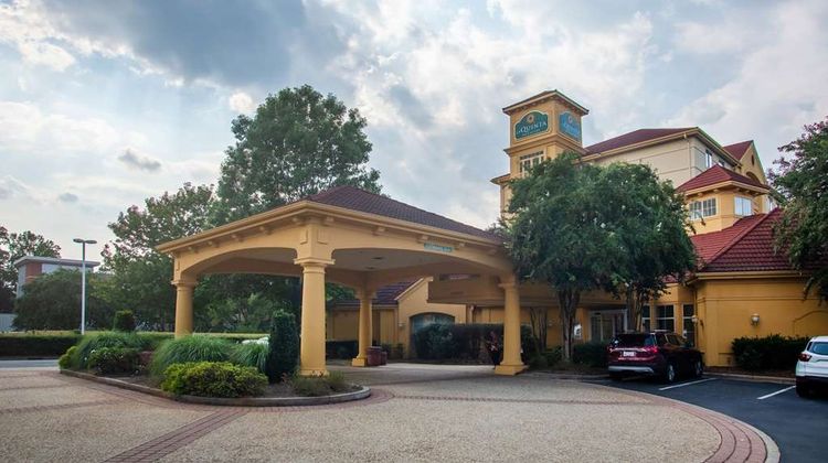 La Quinta Inn & Suites Airport South Exterior