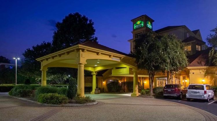 La Quinta Inn & Suites Airport South Exterior