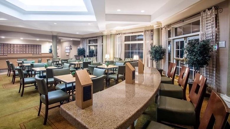 <b>La Quinta Inn & Suites Airport South Lobby</b>. Images powered by <a href="https://iceportal.shijigroup.com/" title="IcePortal" target="_blank">IcePortal</a>.