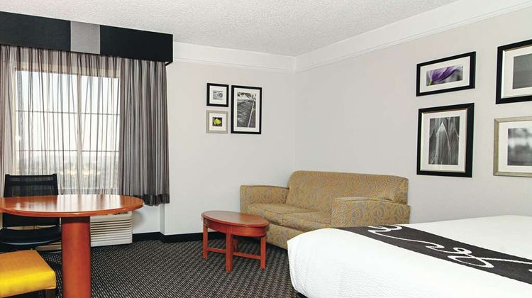 La Quinta Inn & Suites Ontario Airport Room