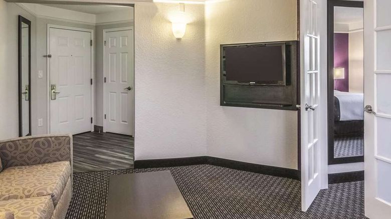 <b>La Quinta Inn & Stes Orlando Airport N Suite</b>. Images powered by <a href="https://iceportal.shijigroup.com/" title="IcePortal" target="_blank">IcePortal</a>.