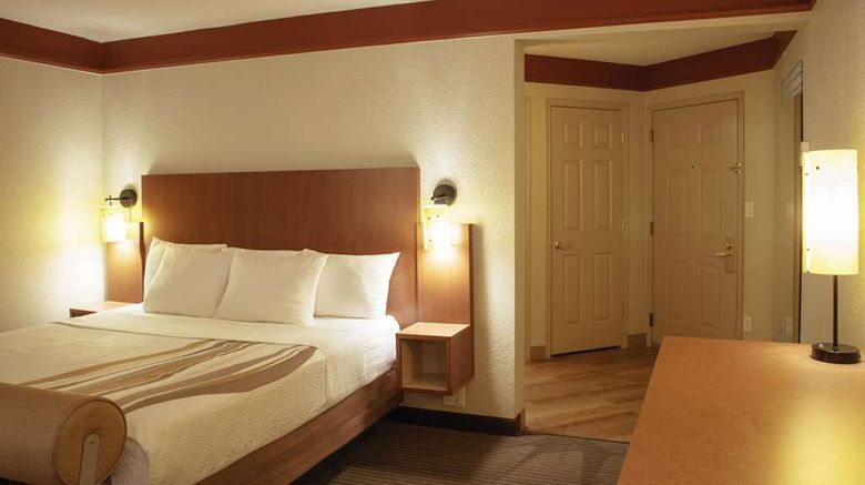 <b>La Quinta Inn & Suites Ballpark/Galleria Room</b>. Images powered by <a href="https://iceportal.shijigroup.com/" title="IcePortal" target="_blank">IcePortal</a>.