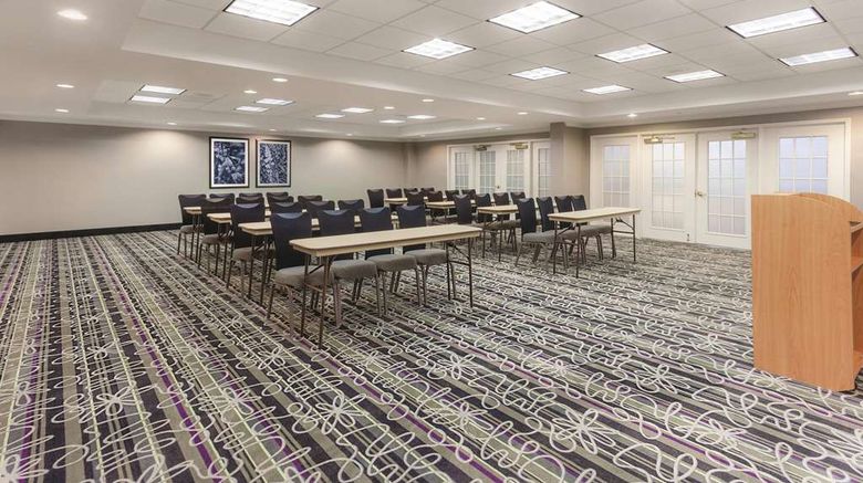 <b>La Quinta Inn & Suites Chapel Hill Meeting</b>. Images powered by <a href="https://iceportal.shijigroup.com/" title="IcePortal" target="_blank">IcePortal</a>.