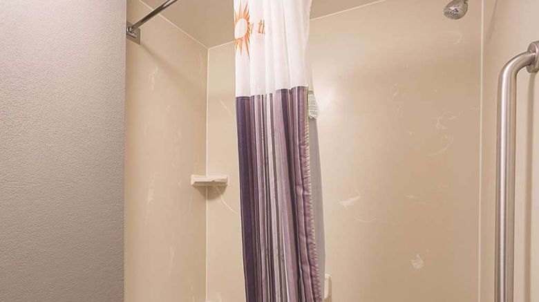 <b>La Quinta Inn & Suites Chapel Hill Room</b>. Images powered by <a href="https://iceportal.shijigroup.com/" title="IcePortal" target="_blank">IcePortal</a>.