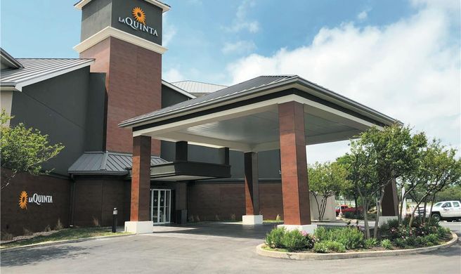 La Quinta Inn & Suites Austin Airport Exterior