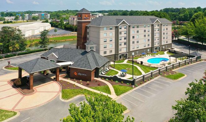 La Quinta Inn & Suites Greensboro Exterior