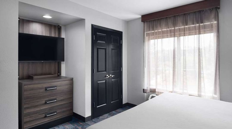 <b>La Quinta Inn & Suites Greensboro Suite</b>. Images powered by <a href="https://iceportal.shijigroup.com/" title="IcePortal" target="_blank">IcePortal</a>.