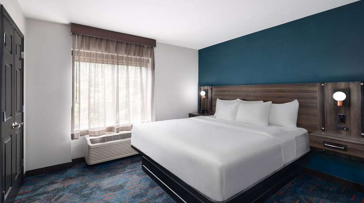 La Quinta Inn & Suites Greensboro Suite
