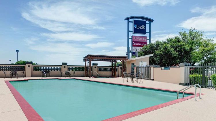 La Quinta Inn & Suites Weatherford Pool