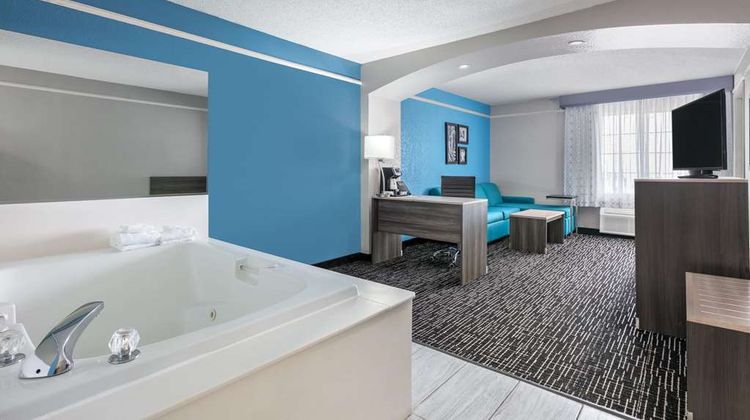 La Quinta Inn & Suites Weatherford Suite