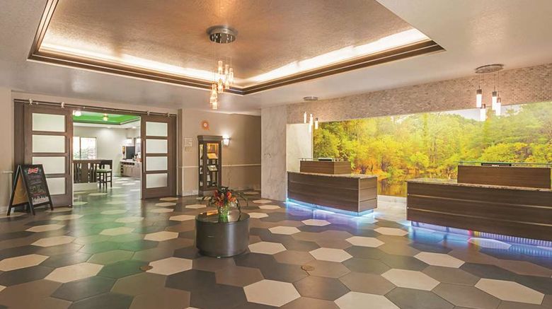 <b>La Quinta Inn & Suites Kingwood Lobby</b>. Images powered by <a href="https://iceportal.shijigroup.com/" title="IcePortal" target="_blank">IcePortal</a>.