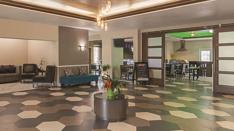 <b>La Quinta Inn & Suites Kingwood Lobby</b>. Images powered by <a href="https://iceportal.shijigroup.com/" title="IcePortal" target="_blank">IcePortal</a>.