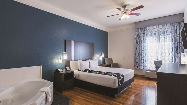 <b>La Quinta Inn & Suites Kingwood Suite</b>. Images powered by <a href="https://iceportal.shijigroup.com/" title="IcePortal" target="_blank">IcePortal</a>.