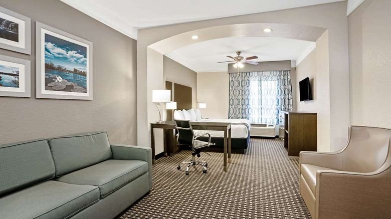 <b>La Quinta Inn & Suites Conroe Suite</b>. Images powered by <a href="https://iceportal.shijigroup.com/" title="IcePortal" target="_blank">IcePortal</a>.