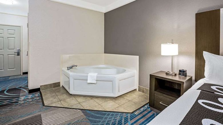 <b>La Quinta Inn & Suites Conroe Suite</b>. Images powered by <a href="https://iceportal.shijigroup.com/" title="IcePortal" target="_blank">IcePortal</a>.