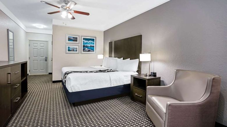 <b>La Quinta Inn & Suites Conroe Room</b>. Images powered by <a href="https://iceportal.shijigroup.com/" title="IcePortal" target="_blank">IcePortal</a>.