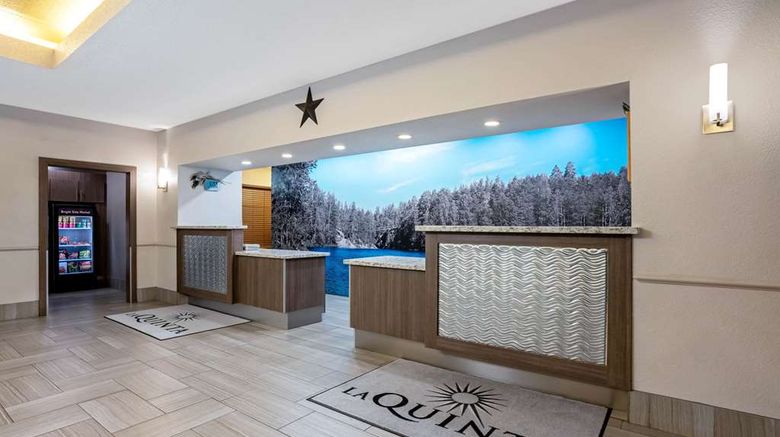 <b>La Quinta Inn & Suites Conroe Lobby</b>. Images powered by <a href="https://iceportal.shijigroup.com/" title="IcePortal" target="_blank">IcePortal</a>.