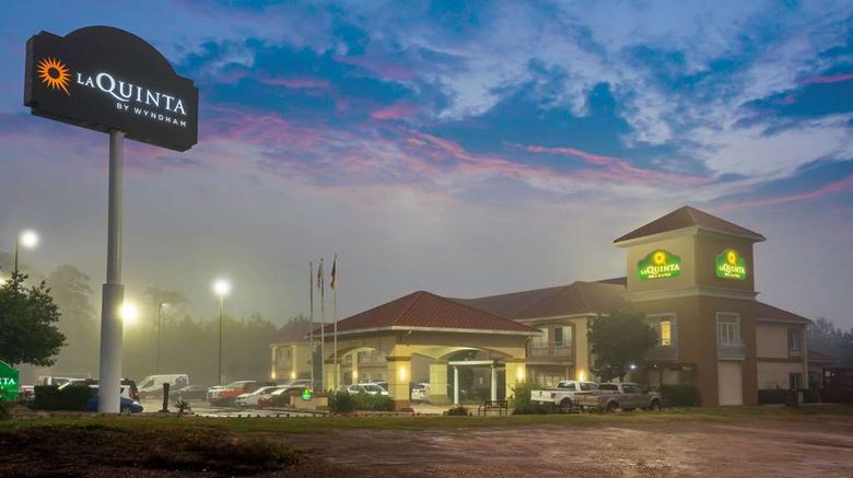 <b>La Quinta Inn & Suites Conroe Exterior</b>. Images powered by <a href="https://iceportal.shijigroup.com/" title="IcePortal" target="_blank">IcePortal</a>.