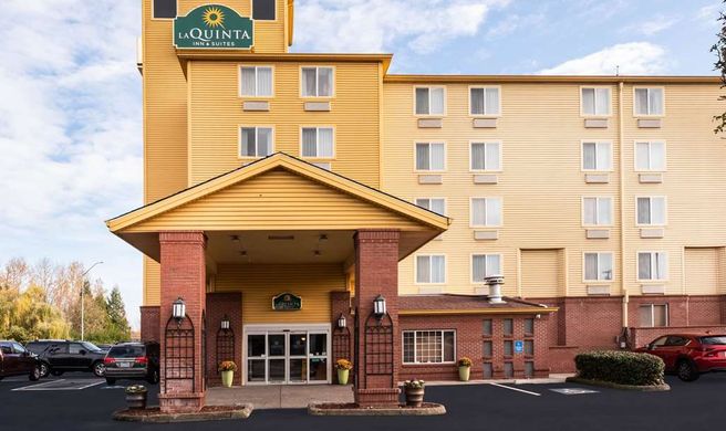 La Quinta Inn & Suites Portland Airport Exterior