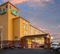 La Quinta Inn & Suites Portland Airport Exterior