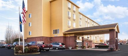 La Quinta Inn & Suites Portland Airport Exterior