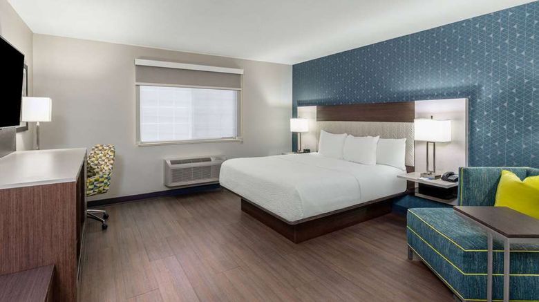 <b>La Quinta Inn & Suites Santa Rosa Room</b>. Images powered by <a href="https://iceportal.shijigroup.com/" title="IcePortal" target="_blank">IcePortal</a>.