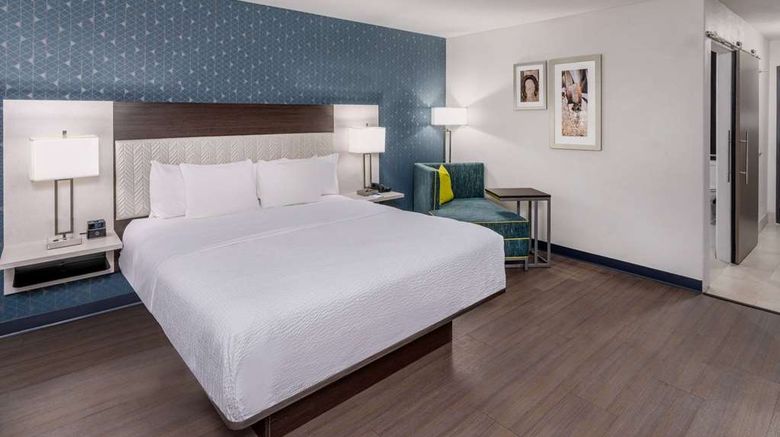 <b>La Quinta Inn & Suites Santa Rosa Room</b>. Images powered by <a href="https://iceportal.shijigroup.com/" title="IcePortal" target="_blank">IcePortal</a>.