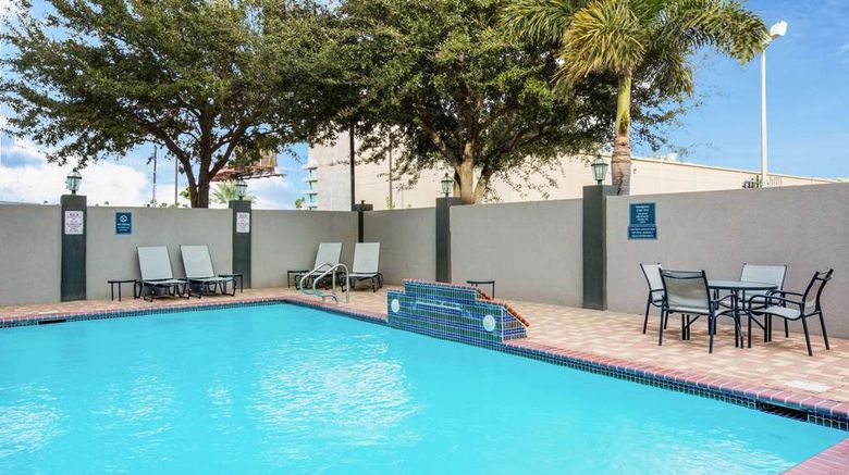 <b>La Quinta Inn & Suites Mission Pool</b>. Images powered by <a href="https://iceportal.shijigroup.com/" title="IcePortal" target="_blank">IcePortal</a>.