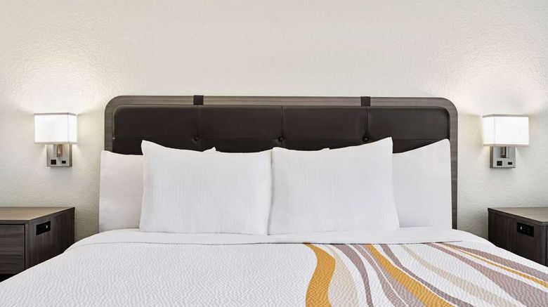<b>La Quinta Inn & Stes Hesperia Room</b>. Images powered by <a href="https://iceportal.shijigroup.com/" title="IcePortal" target="_blank">IcePortal</a>.